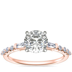 Anillo de compromiso de diamantes pequeños de talla baguette y redonda flotantes en oro rosado de 18 k (1/5 qt. total)